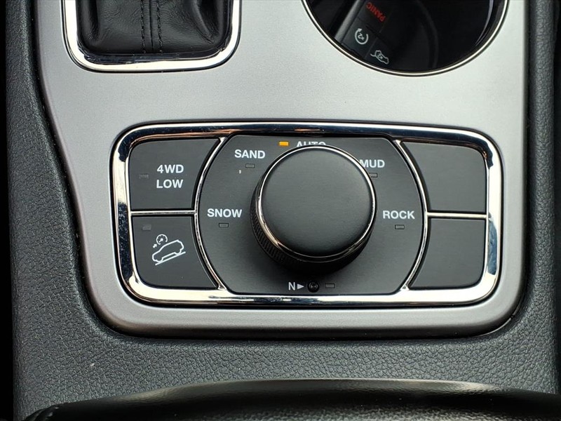 Jeep Grand Cherokee Vehicle Full-screen Gallery Image 16