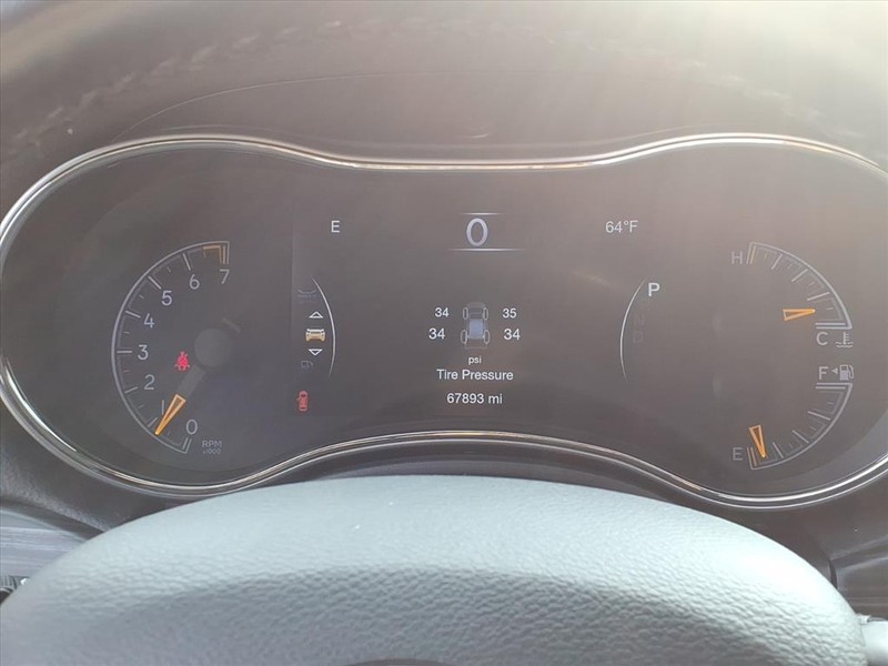 Jeep Grand Cherokee Vehicle Full-screen Gallery Image 19