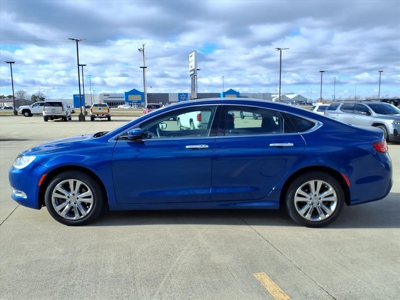 Chrysler 200 Vehicle Full-screen Gallery Image 2