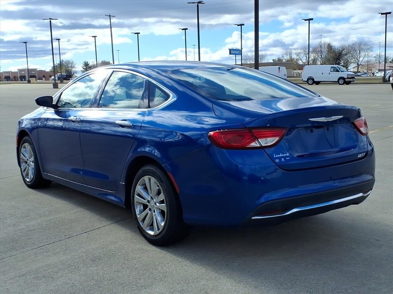 Chrysler 200 Vehicle Full-screen Gallery Image 3