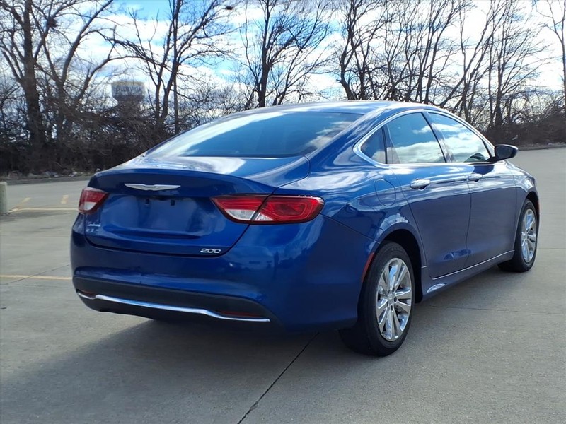 Chrysler 200 Vehicle Full-screen Gallery Image 4