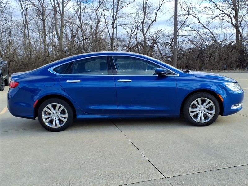 Chrysler 200 Vehicle Full-screen Gallery Image 5