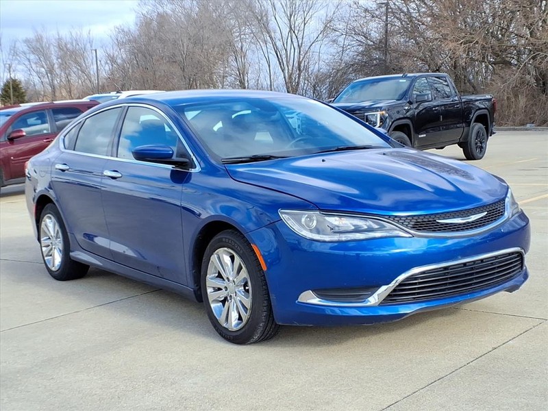 Chrysler 200 Vehicle Full-screen Gallery Image 6