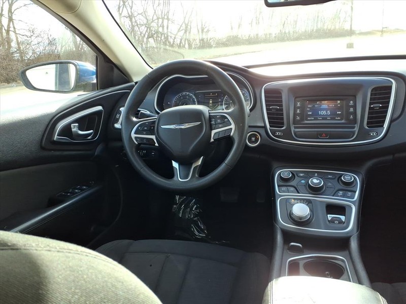 Chrysler 200 Vehicle Full-screen Gallery Image 11