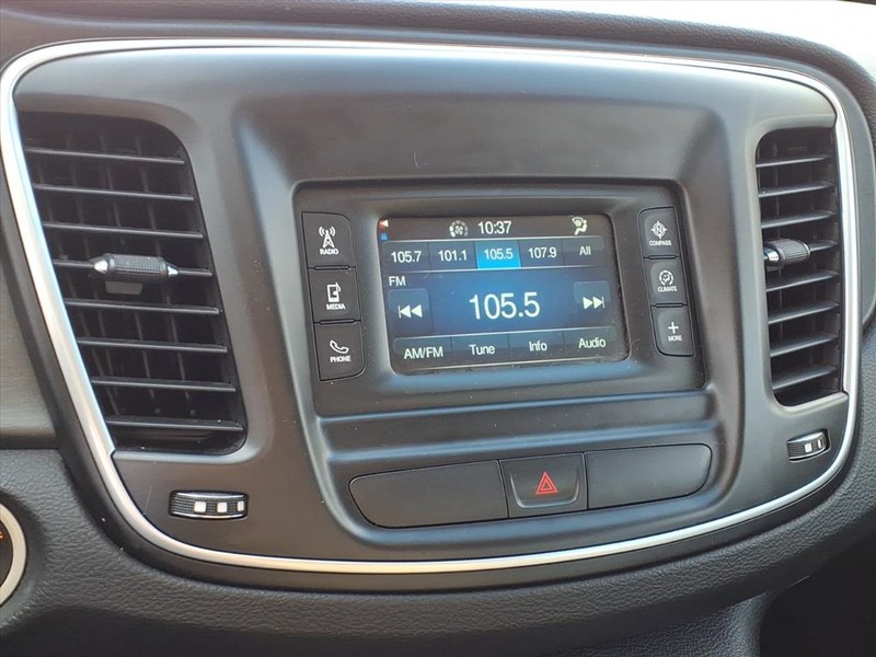 Chrysler 200 Vehicle Full-screen Gallery Image 12