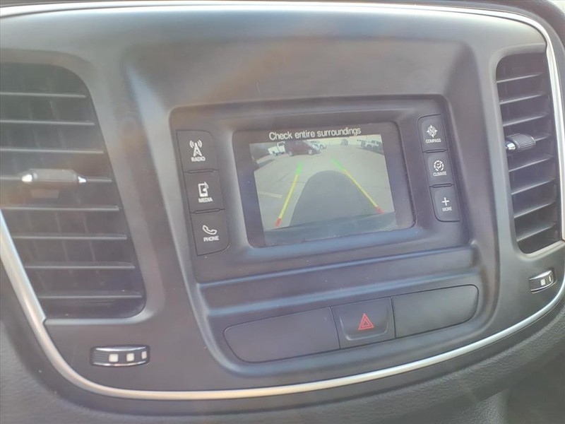 Chrysler 200 Vehicle Full-screen Gallery Image 13