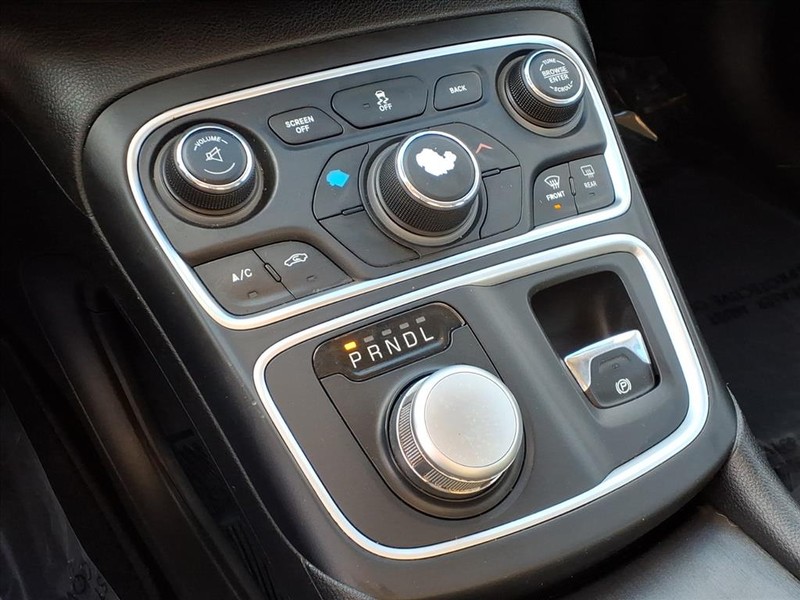 Chrysler 200 Vehicle Full-screen Gallery Image 14