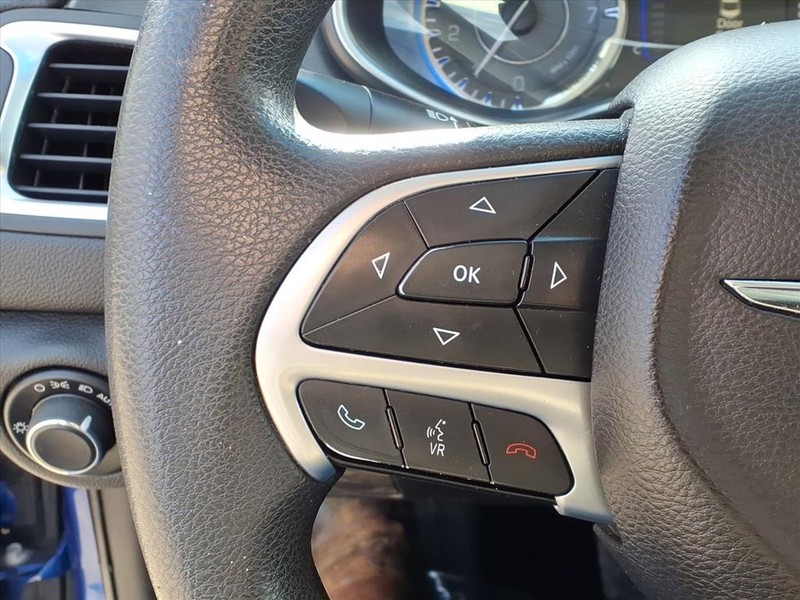 Chrysler 200 Vehicle Full-screen Gallery Image 15