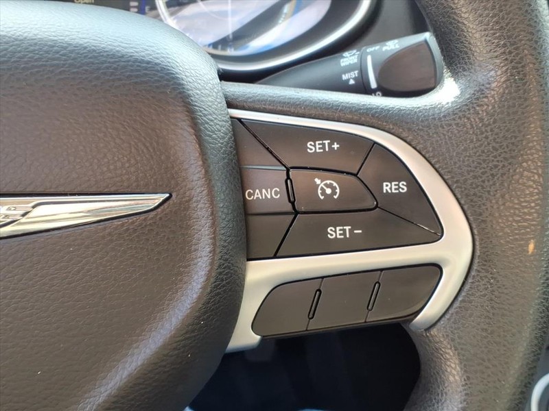 Chrysler 200 Vehicle Full-screen Gallery Image 16