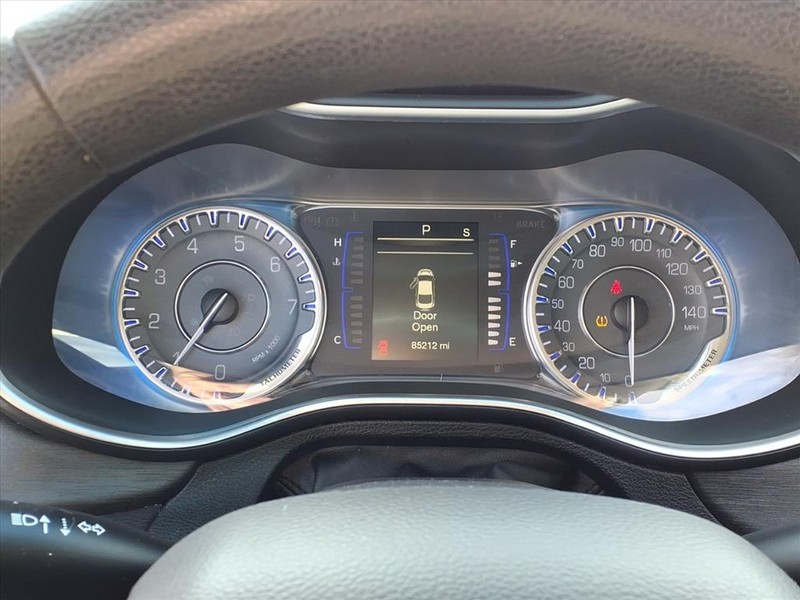 Chrysler 200 Vehicle Full-screen Gallery Image 17