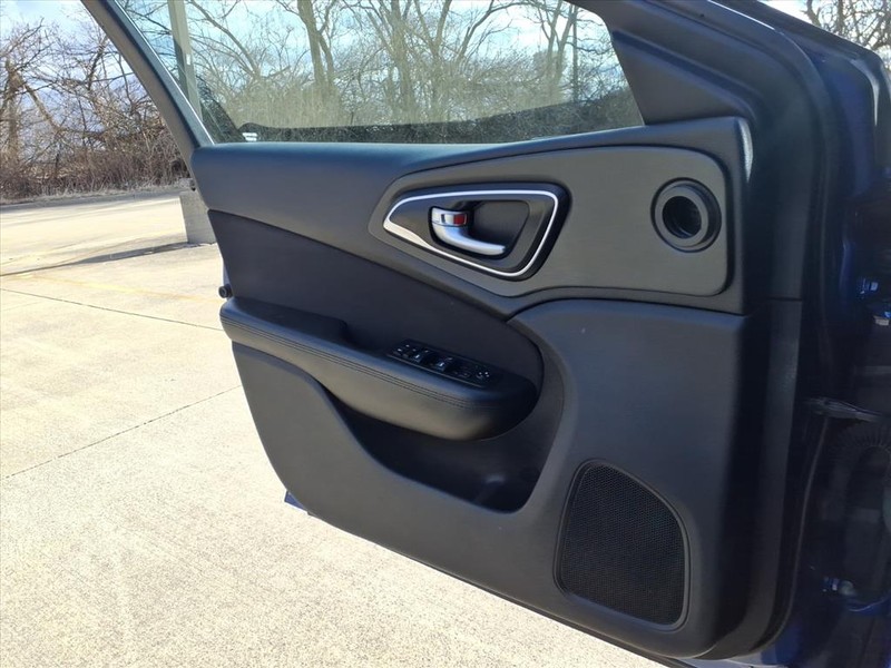 Chrysler 200 Vehicle Full-screen Gallery Image 18