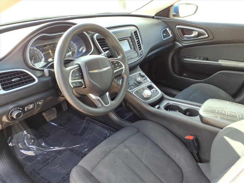 Chrysler 200 Vehicle Full-screen Gallery Image 19