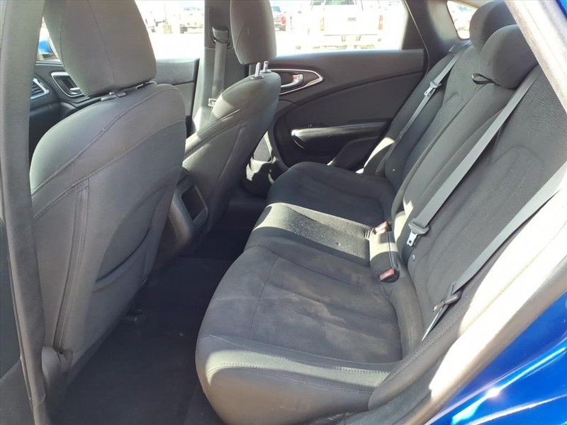 Chrysler 200 Vehicle Full-screen Gallery Image 20