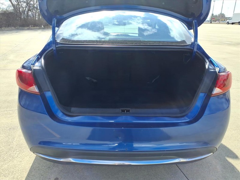 Chrysler 200 Vehicle Full-screen Gallery Image 21