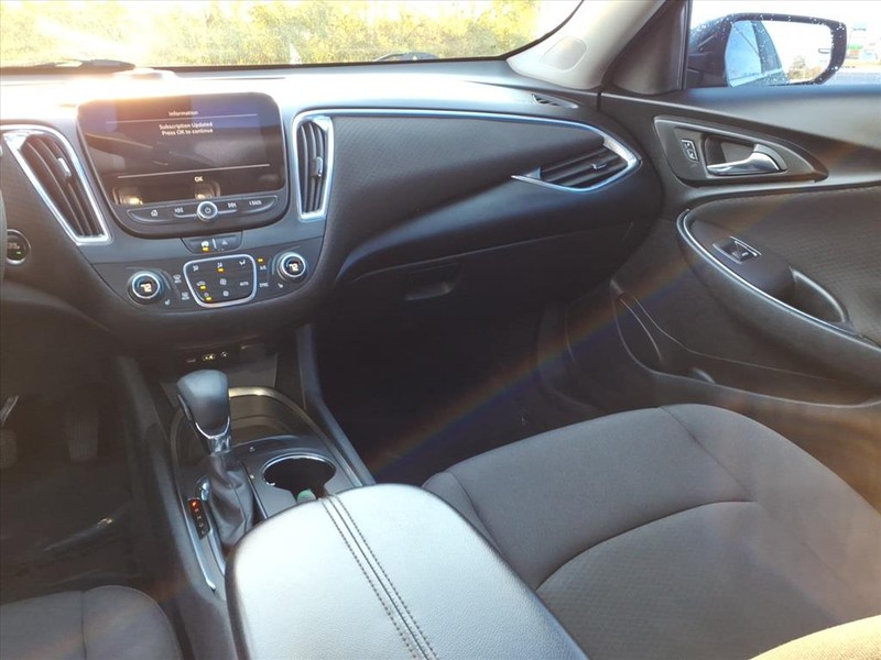 Chevrolet Malibu Vehicle Full-screen Gallery Image 10