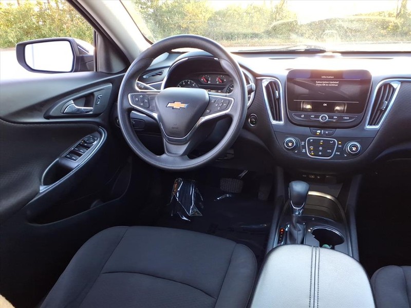 Chevrolet Malibu Vehicle Full-screen Gallery Image 11