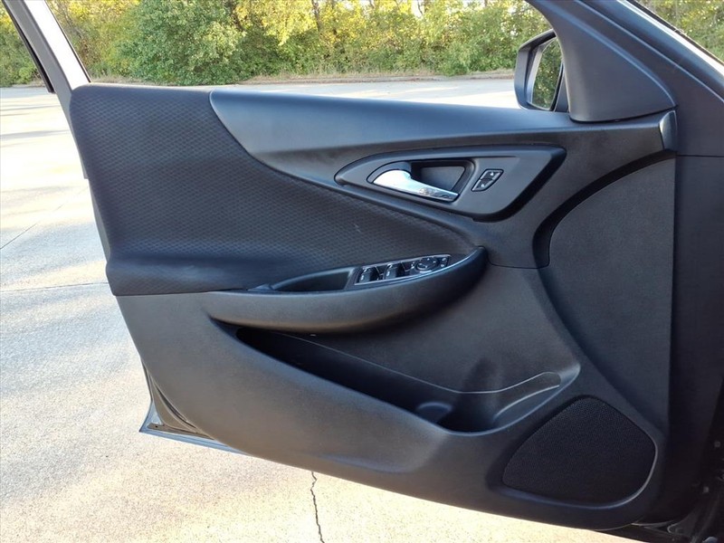 Chevrolet Malibu Vehicle Full-screen Gallery Image 19