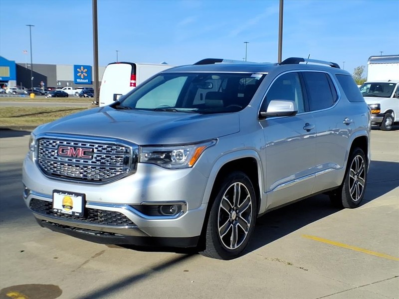 GMC Acadia Vehicle Full-screen Gallery Image 2