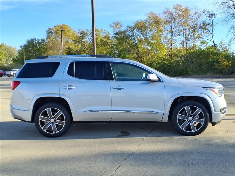 GMC Acadia Vehicle Full-screen Gallery Image 5