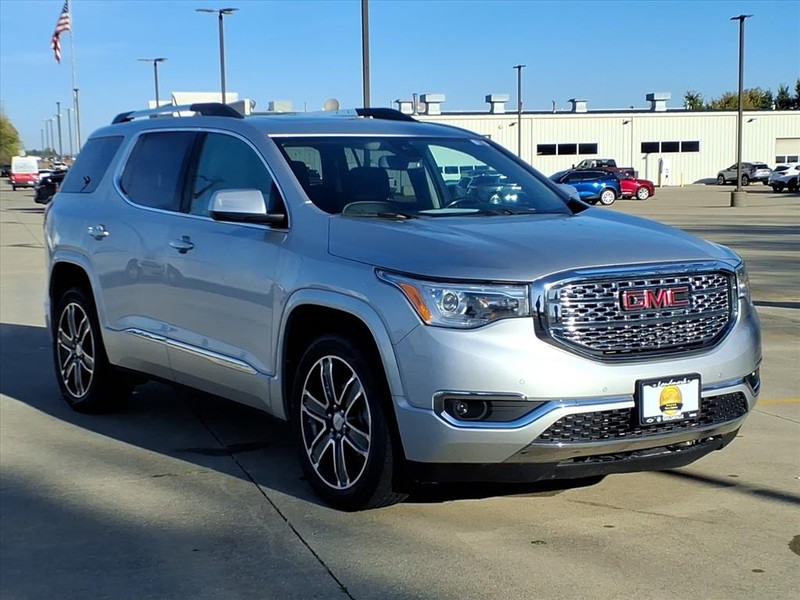 GMC Acadia Vehicle Full-screen Gallery Image 6