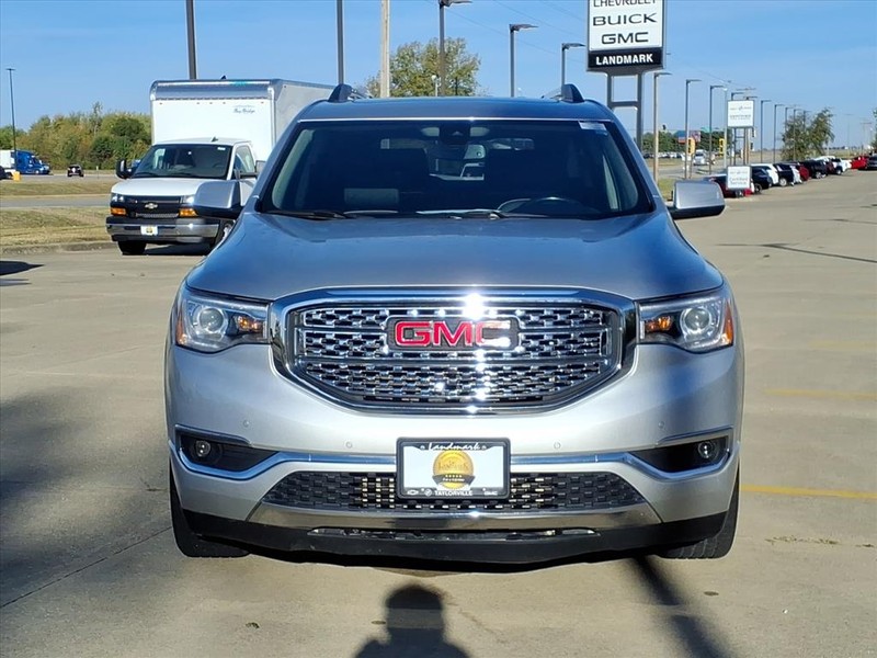 GMC Acadia Vehicle Full-screen Gallery Image 7