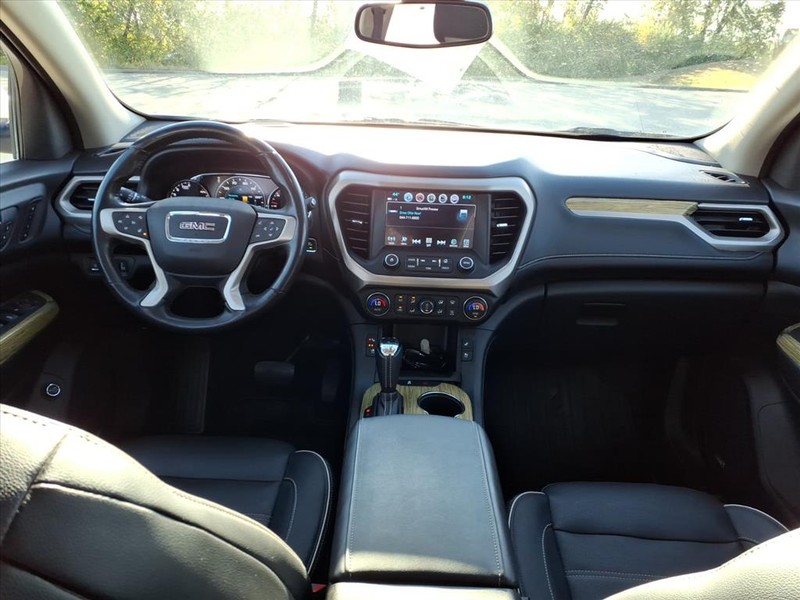 GMC Acadia Vehicle Full-screen Gallery Image 8