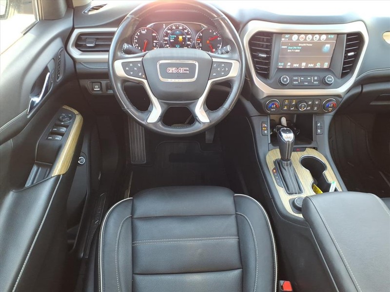 GMC Acadia Vehicle Full-screen Gallery Image 9