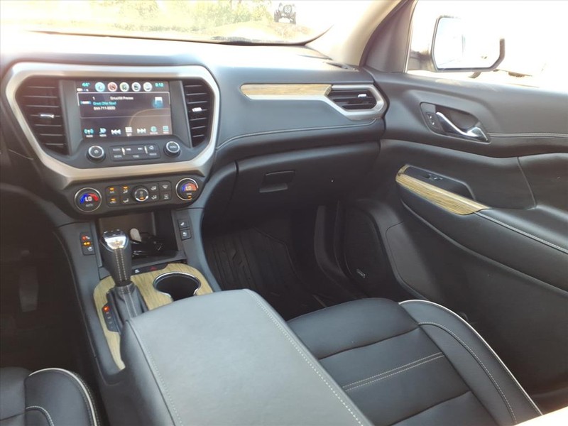 GMC Acadia Vehicle Full-screen Gallery Image 10