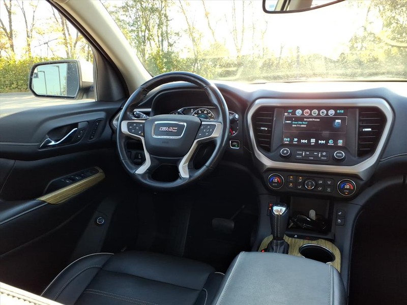 GMC Acadia Vehicle Full-screen Gallery Image 11