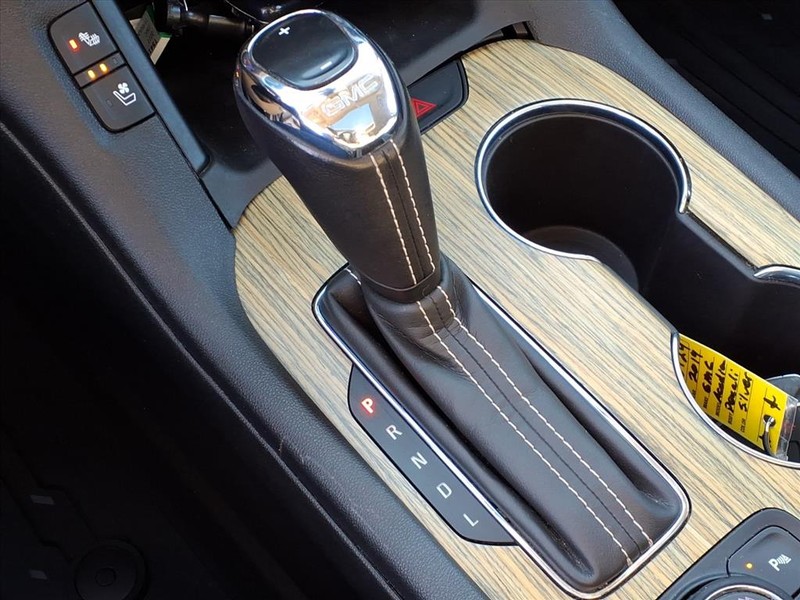 GMC Acadia Vehicle Full-screen Gallery Image 16