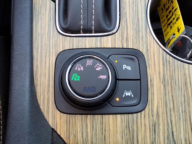 GMC Acadia Vehicle Full-screen Gallery Image 17