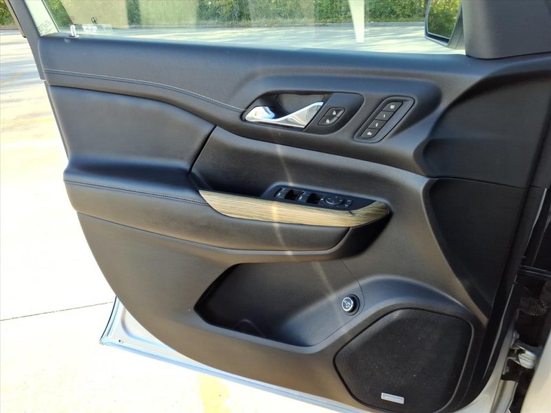 GMC Acadia Vehicle Full-screen Gallery Image 21