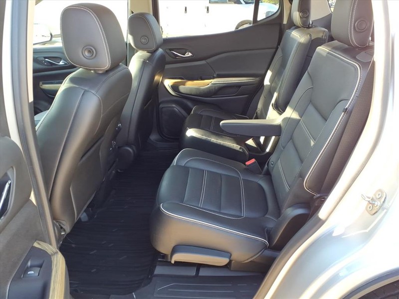 GMC Acadia Vehicle Full-screen Gallery Image 24