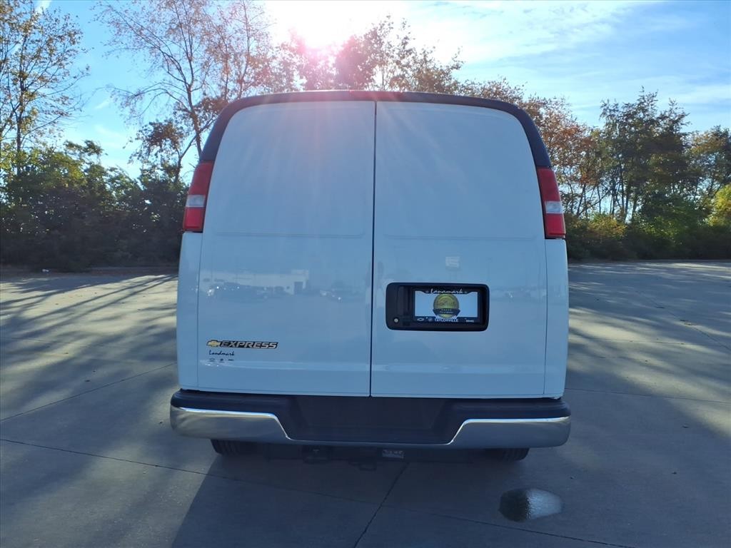 Chevrolet Express Cargo Van Vehicle Full-screen Gallery Image 18