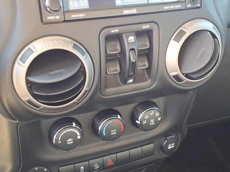 Jeep Wrangler Unlimited Vehicle Full-screen Gallery Image 16