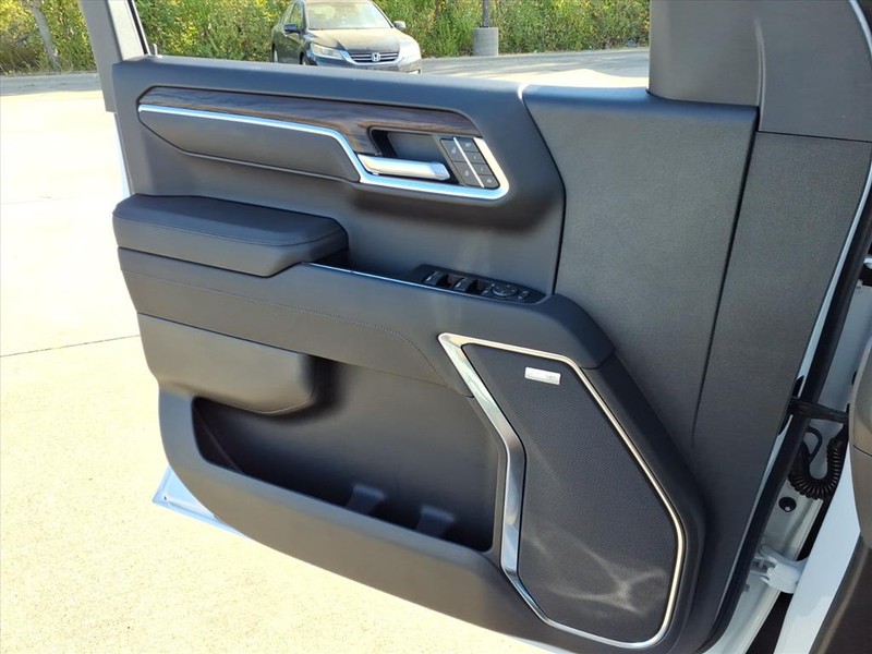 GMC Sierra 1500 Vehicle Full-screen Gallery Image 16