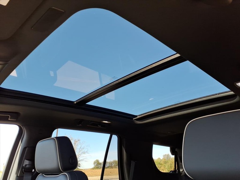 Chevrolet Tahoe Vehicle Full-screen Gallery Image 17