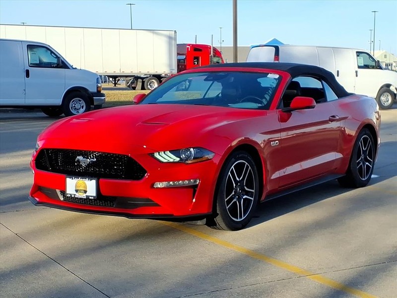 Ford Mustang Vehicle Full-screen Gallery Image 2