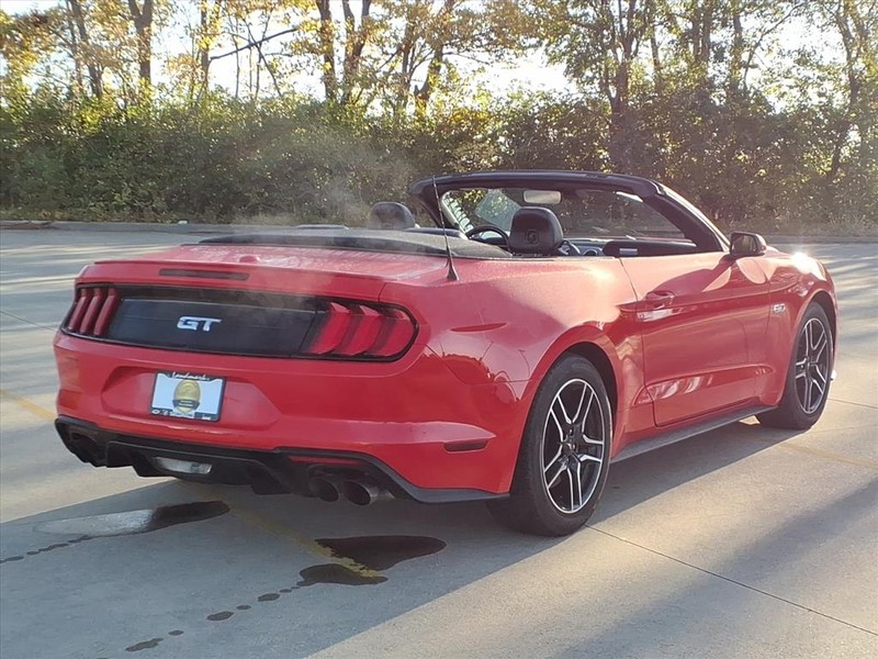 Ford Mustang Vehicle Full-screen Gallery Image 4