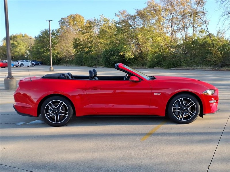 Ford Mustang Vehicle Full-screen Gallery Image 5