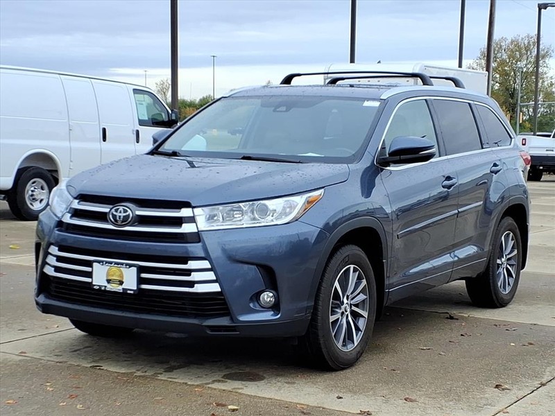 Toyota Highlander Vehicle Full-screen Gallery Image 2