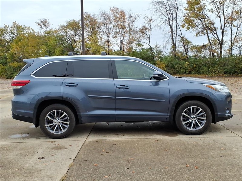 Toyota Highlander Vehicle Full-screen Gallery Image 5