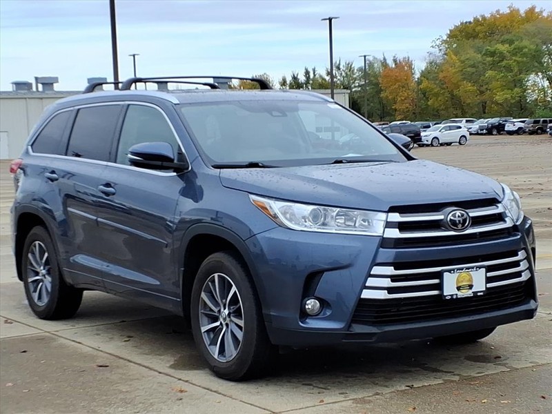 Toyota Highlander Vehicle Full-screen Gallery Image 6