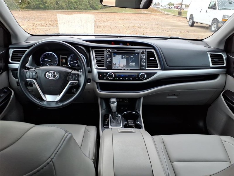 Toyota Highlander Vehicle Full-screen Gallery Image 8