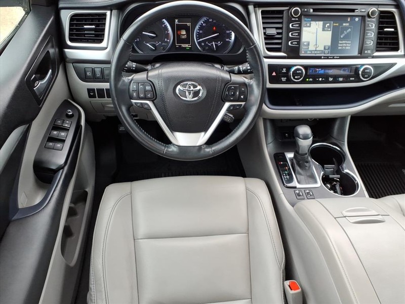 Toyota Highlander Vehicle Full-screen Gallery Image 9