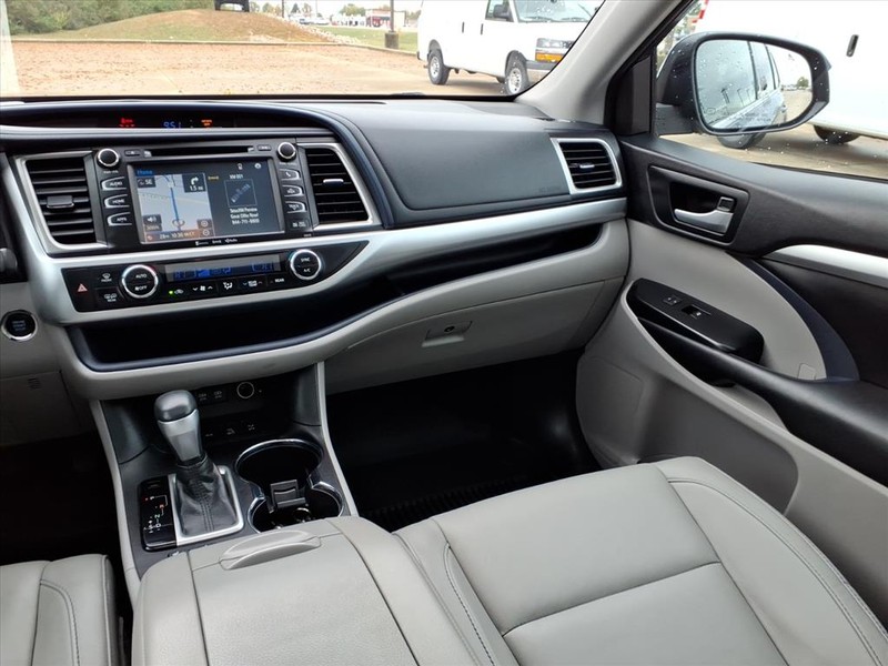 Toyota Highlander Vehicle Full-screen Gallery Image 10
