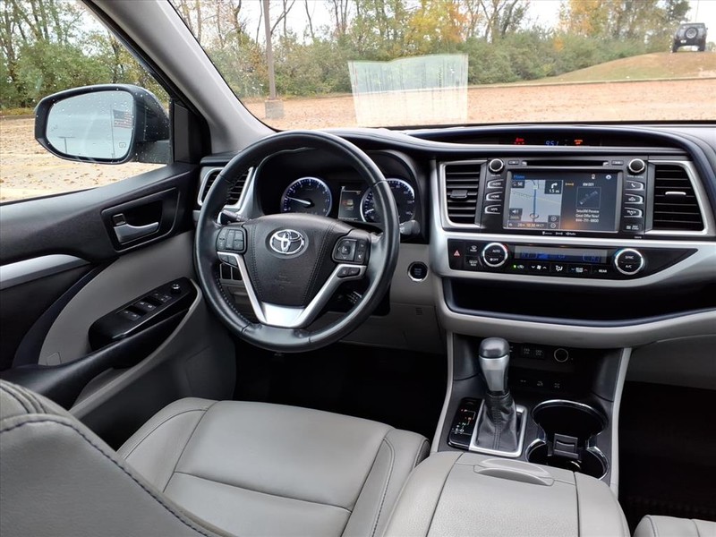 Toyota Highlander Vehicle Full-screen Gallery Image 11