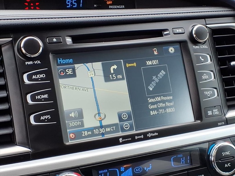 Toyota Highlander Vehicle Full-screen Gallery Image 13