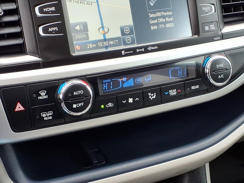 Toyota Highlander Vehicle Full-screen Gallery Image 15