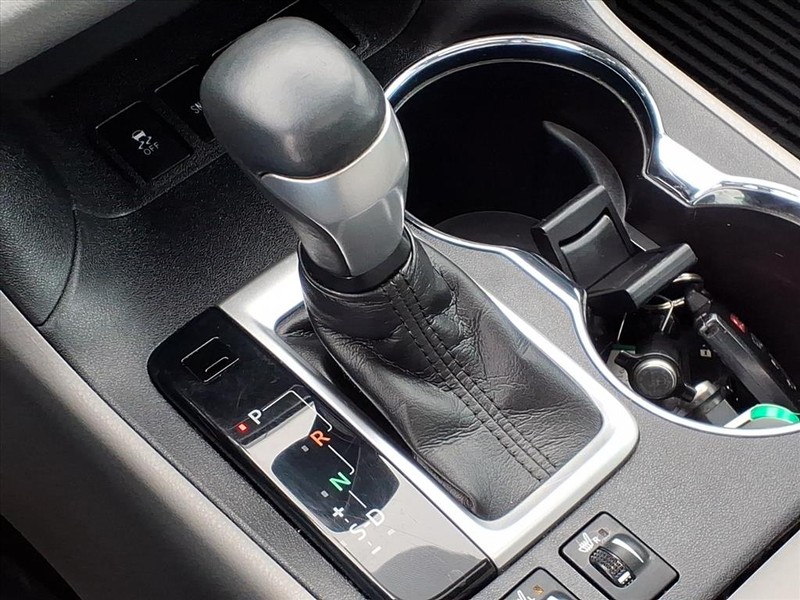 Toyota Highlander Vehicle Full-screen Gallery Image 16